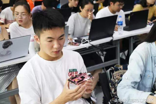 FPGA暑期学校 南京集成电路产业服务中心 东南大学_FPGA技术发展与体系构架 Xilinx工程师授课辅导_FPGA培训