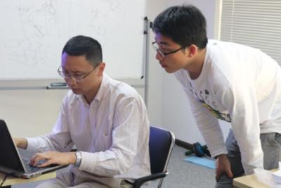 ECBC学员与孙工（左）交流