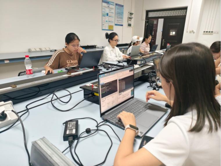 FPGA培训_广西大学芯火燎原集成电路暑期班_集成电路产业人才需求实训